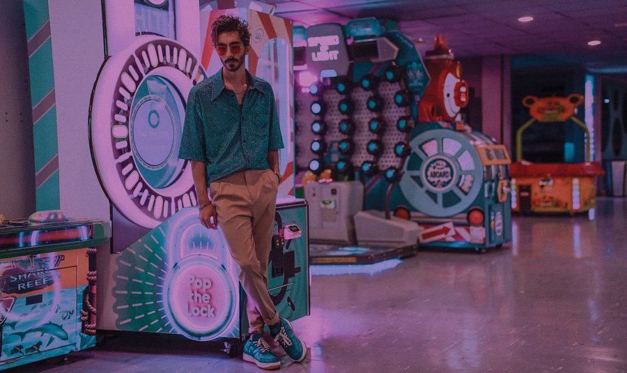 Bunte Spielautomaten in einer Automatenhalle am Abend