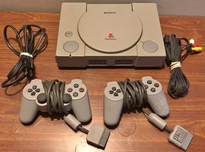 Regalfoto von Sony PlayStation 1 (SCPH-5502)