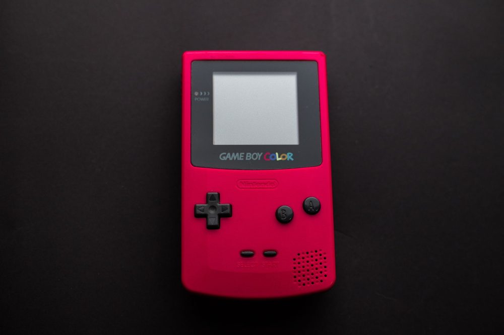 Roter Game Boy Color auf dunklem Untergrund